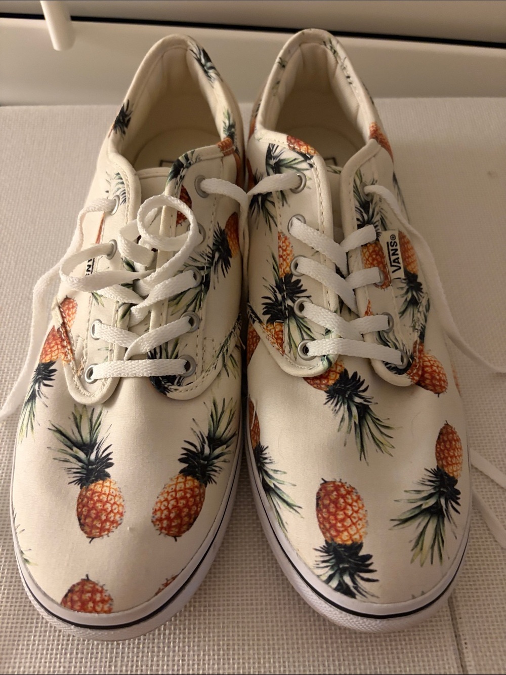 Vans women’s Artwood low pineapple print white lace up size 8.